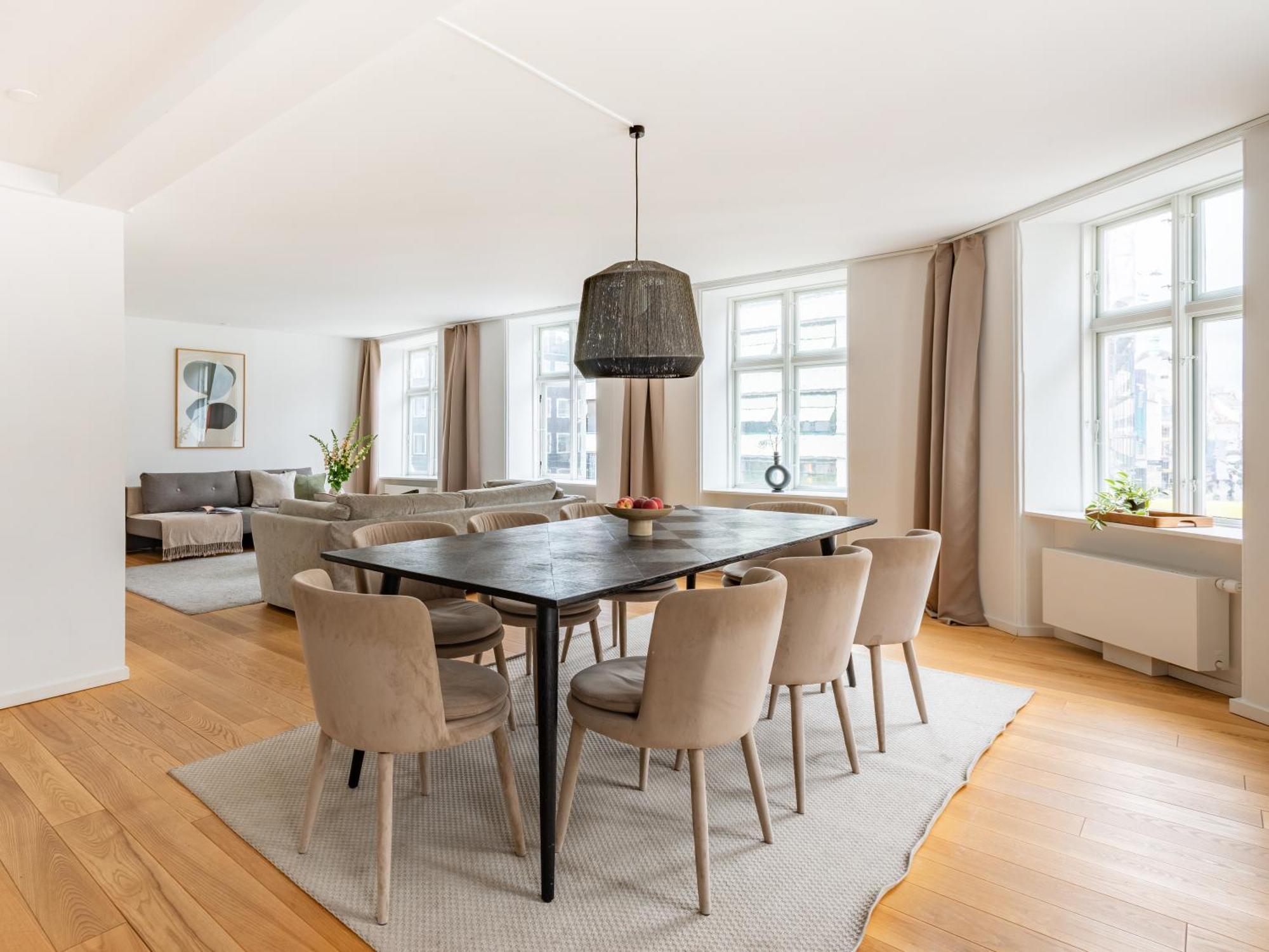 Sanders Regent - Popular Three-bedroom Near Square Leilighet