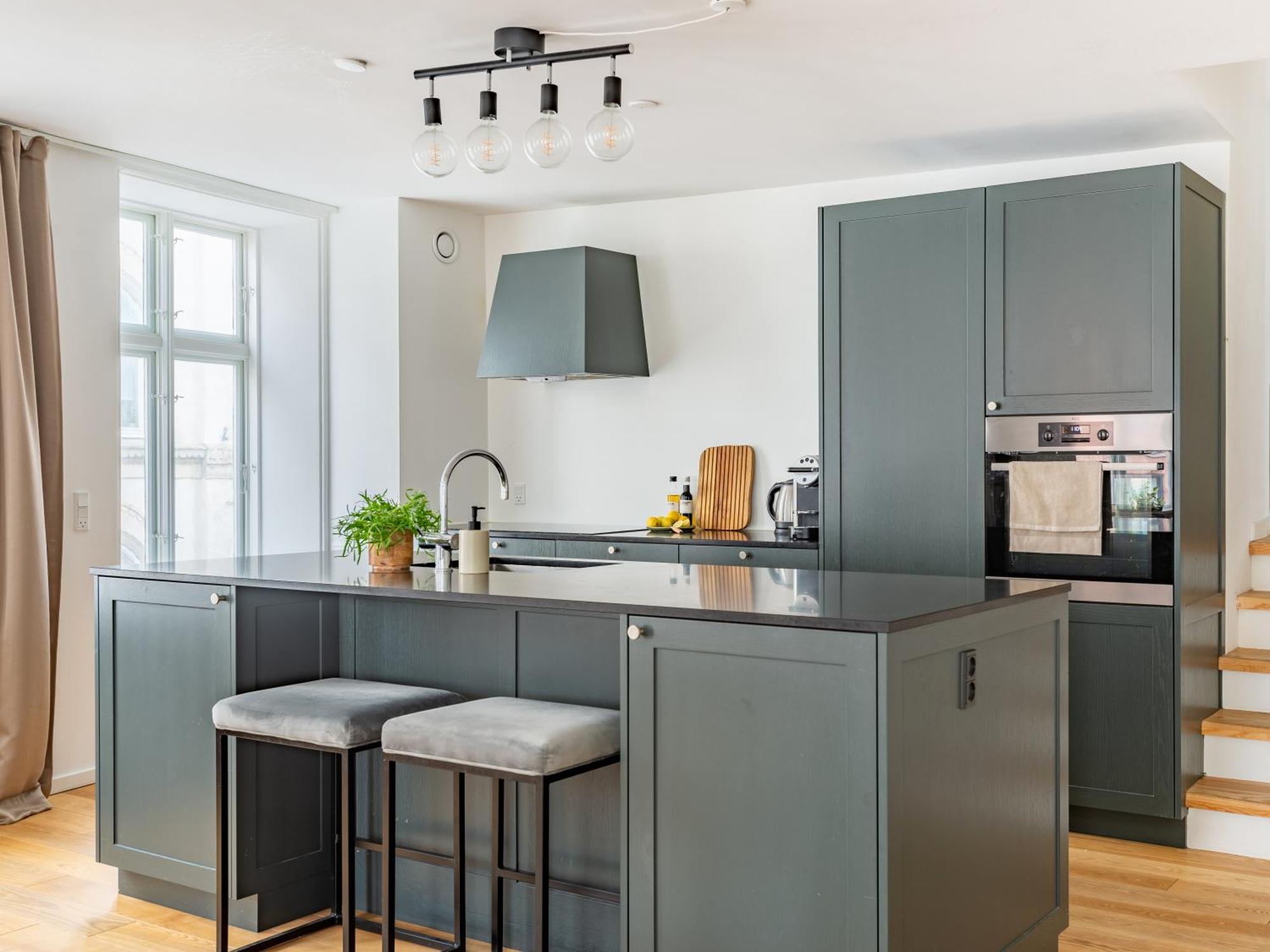Апартаменты Sanders Regent - Popular Three-bedroom Near Square